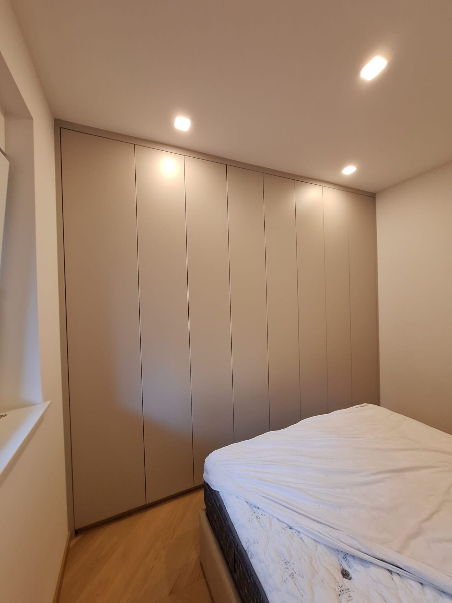 Sivi ormar u spavaćoj sobi