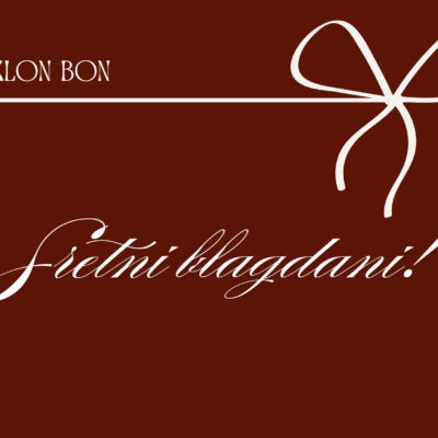 Crvena bordo Pozadina s natpisom: poklon bon i zatím okrasným kurzívou Sretni blagdani! Mašnica u kutu