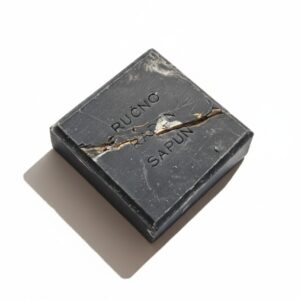 01 LIČKI CRNI • sapun ugljen & čajevac