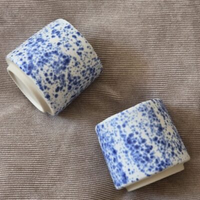set šalica od stoneware keramike sa plavim "splatterware" uzorkom