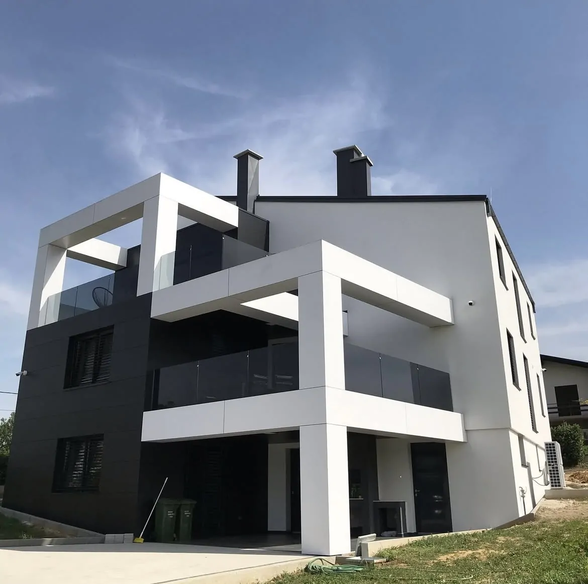 Moderna kuća bijelo-crna fasada